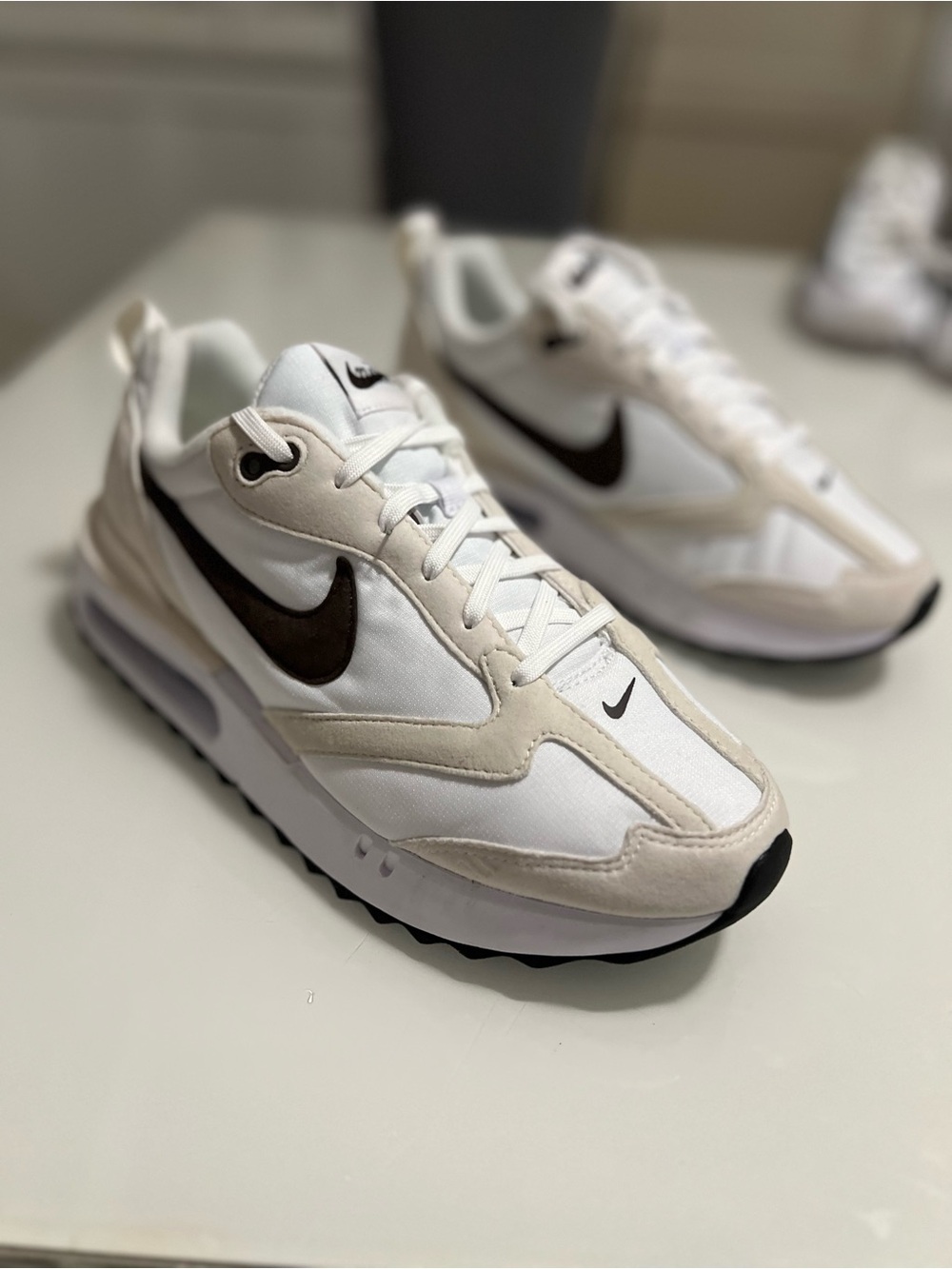 Nike Women’s White and Black Casual Running Sneakers Sz 9